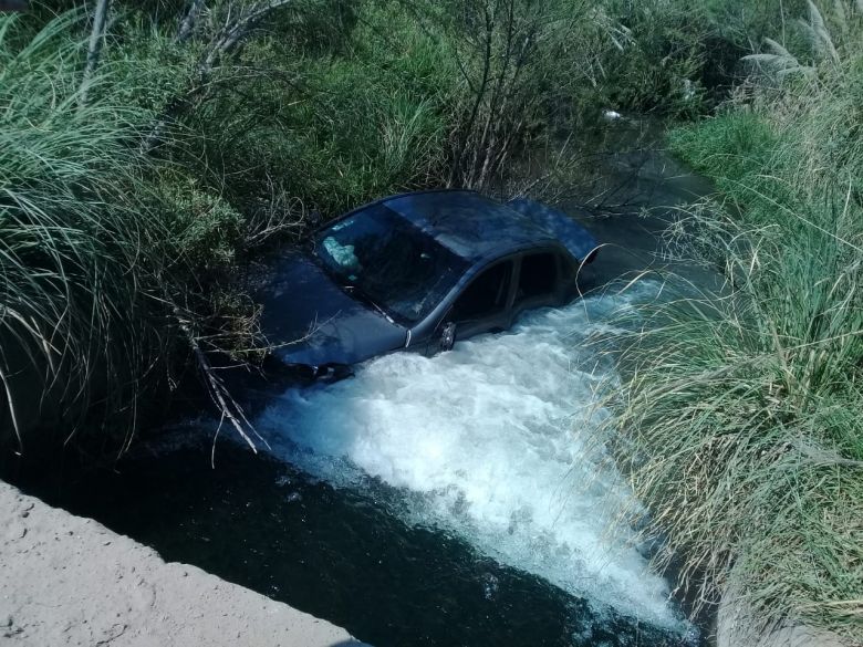 Un auto cayó al arroyo Chucul