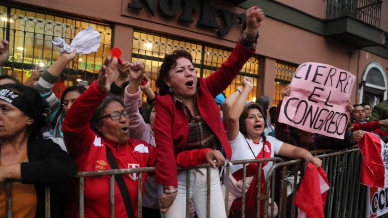 El presidente de Perú disuelve el Parlamento en medio de un choque institucional con la oposición fujimorista