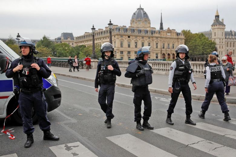 Ataque en el centro de París: mató a puñaladas a cuatro policías y fue abatido