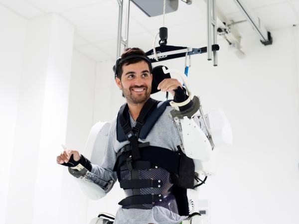 Un joven tetrapléjico logró volver a caminar con un exoesqueleto conectado a su cerebro