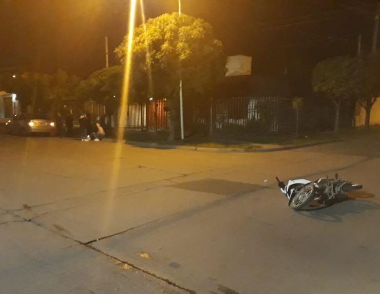 Colisionaron un auto y una moto en barrio Alberdi