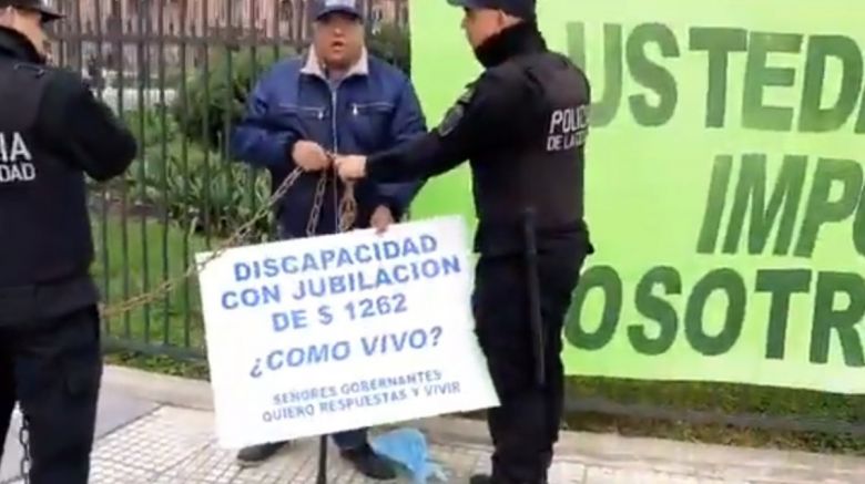 El drama del jubilado que se encadenó en Casa Rosada: "No puedo vivir con 1300 pesos"