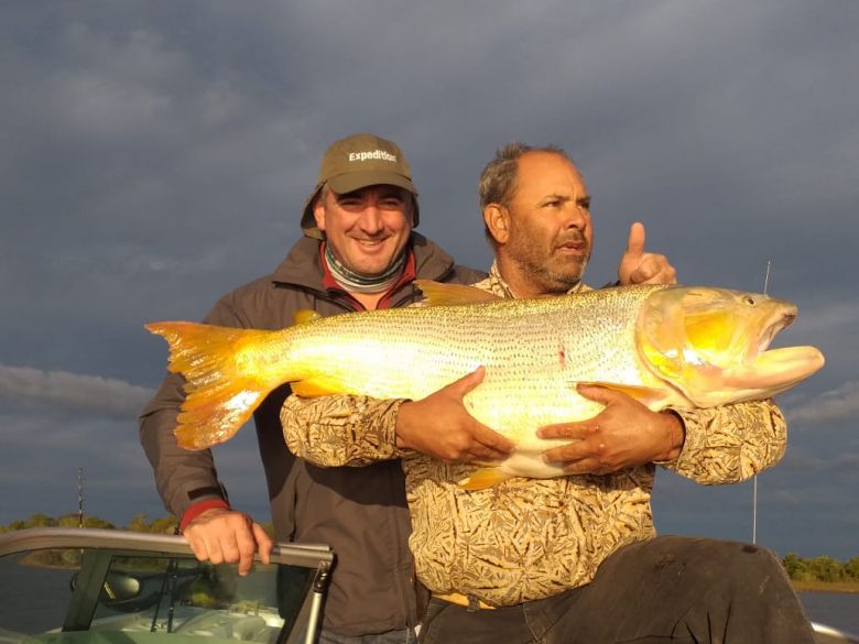 Un riocuartense pescó un dorado de 25 kilos