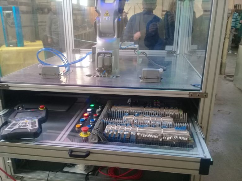 El Ministerio de Educación entregó un brazo robótico al colegio Industrial