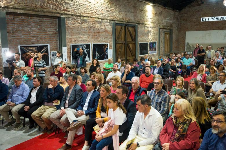 Llamosas inauguró la Feria del Libro en el renovado Galpón Blanco