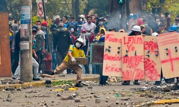 Se agrava la crisis en Ecuador: Lenín Moreno decretó el toque de queda en Quito y militarizó la capital