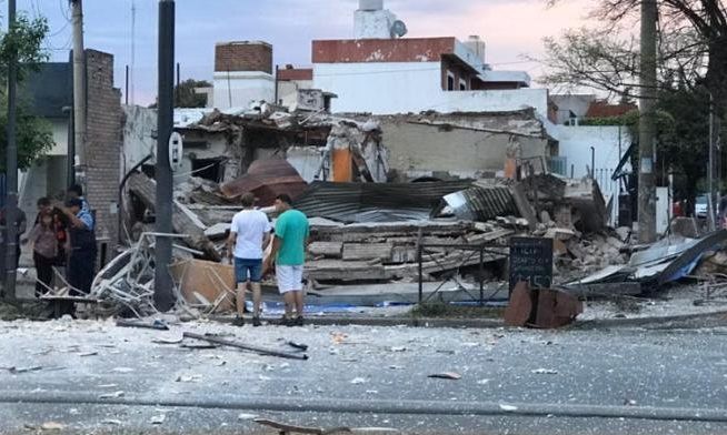 Potente explosión destruyó una pizzería de Córdoba: rescataron a tres personas