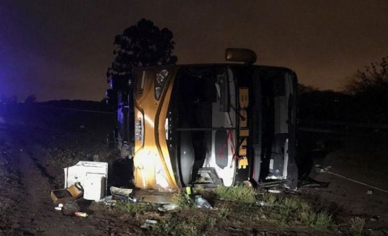 Tres muertos y 19 heridos al volcar un colectivo en Tucumán que venía hacia Córdoba