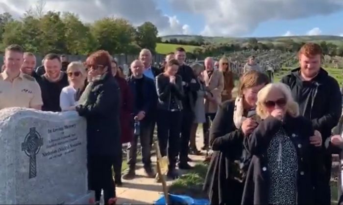 “¡Déjenme salir!”: la última voluntad de un veterano del ejército en Irlanda que desató risas en su funeral