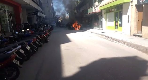 Vehículo en llamas en el microcentro de la ciudad