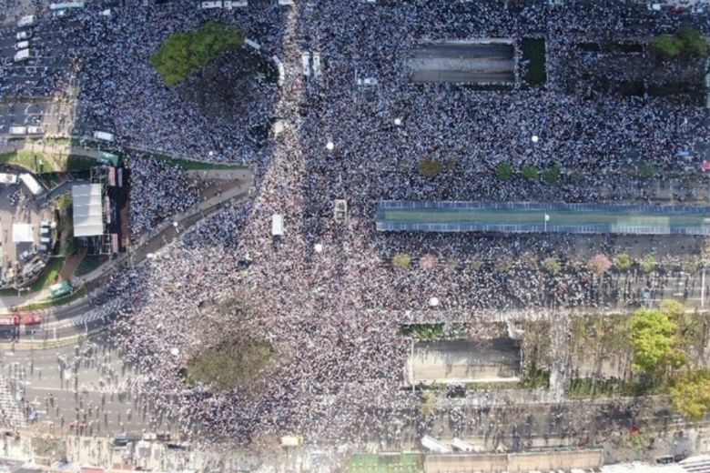 Una multitud acompaña a Macri en la marcha del "Sí, se puede" en el Obelisco