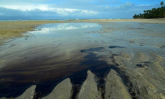 La mancha de petróleo llegó a las paradisíacas playas de Brasil: ya contaminó 7.400 kilómetros de costas