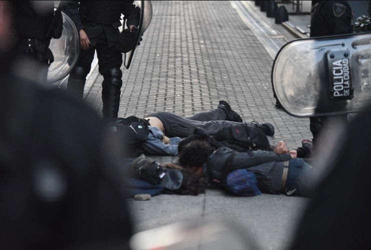 Grupos de izquierda atacaron salvajemente a periodistas frente al consulado de Chile en Buenos Aires: 9 detenidos