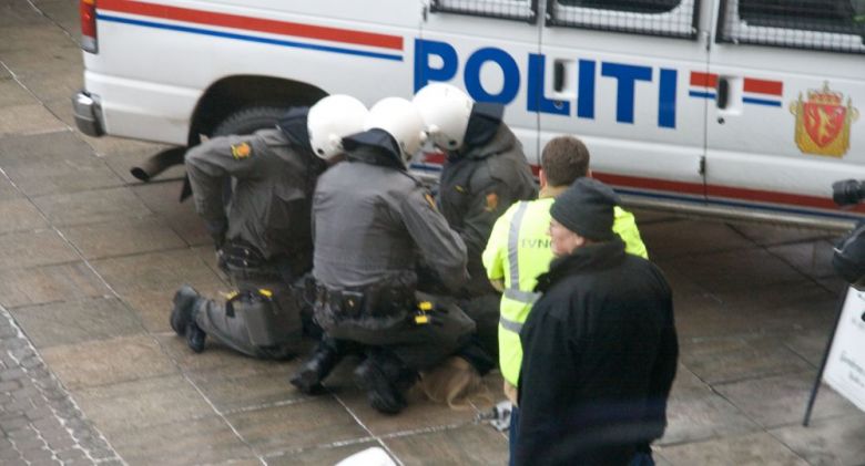 Un hombre armado roba una ambulancia y atropella a varias personas en Oslo