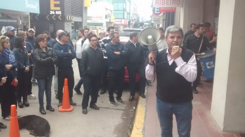Ante el retraso de pago de los salarios, empleados de comercio realizaron una movilización frente a la sucursal de Ribeiro