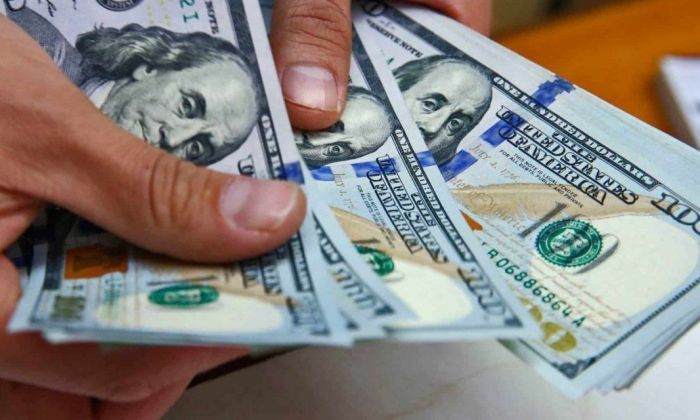 Antes de las elecciones, el dólar se disparó y cerró a 65 pesos