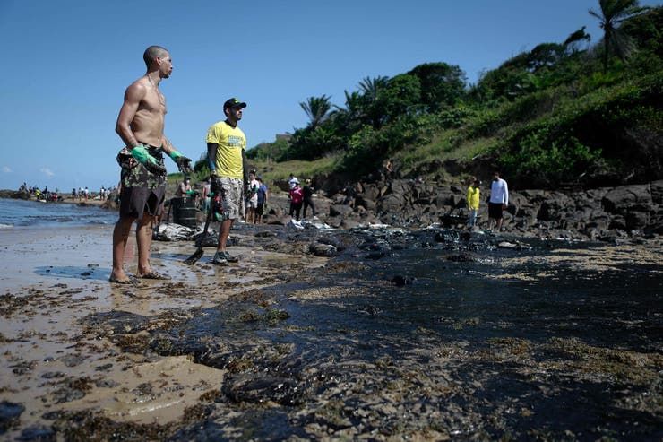 La icónica imagen que retrata el desastre del petróleo en las playas de Brasil