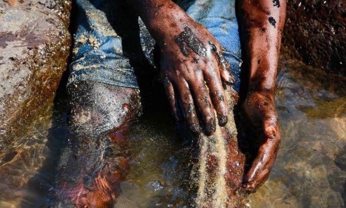 La icónica imagen que retrata el desastre del petróleo en las playas de Brasil
