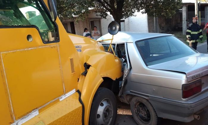 Violento choque entre un camión de caudales y un automóvil: dos heridos