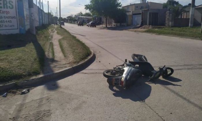 Colisionaron dos motocicletas en barrio Alberdi
