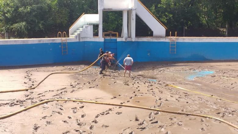 Comenzó la limpieza del balneario de Sampacho luego del desborde del arroyo