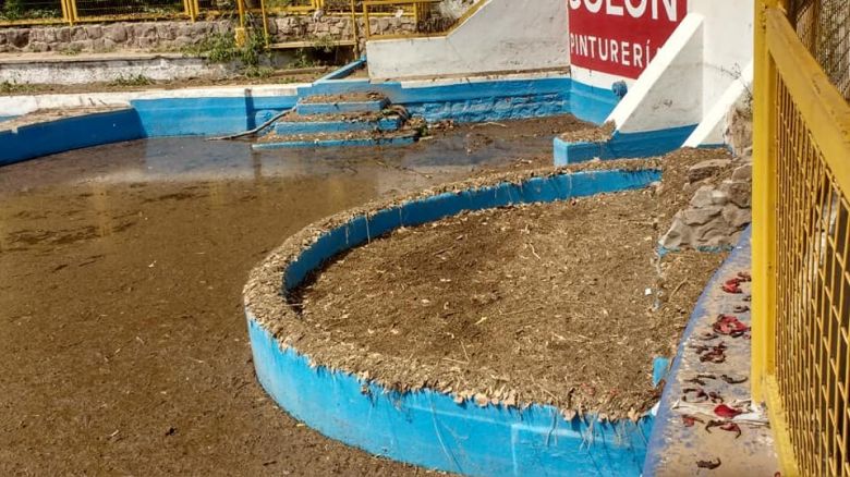 Comenzó la limpieza del balneario de Sampacho luego del desborde del arroyo