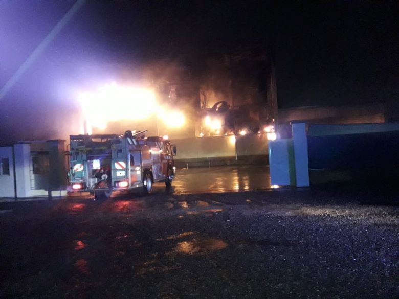 Un incendio quemó casi en su totalidad un nuevo sector del ex Frigorífico Aimar 