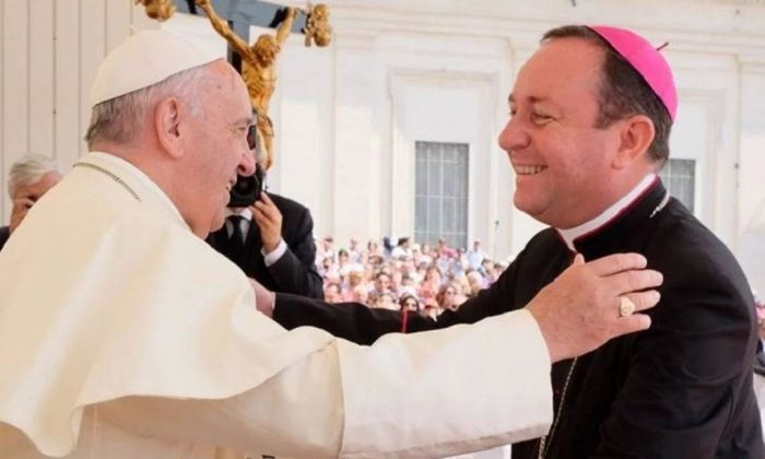 Pidieron la captura internacional de un obispo argentino cercano al Papa
