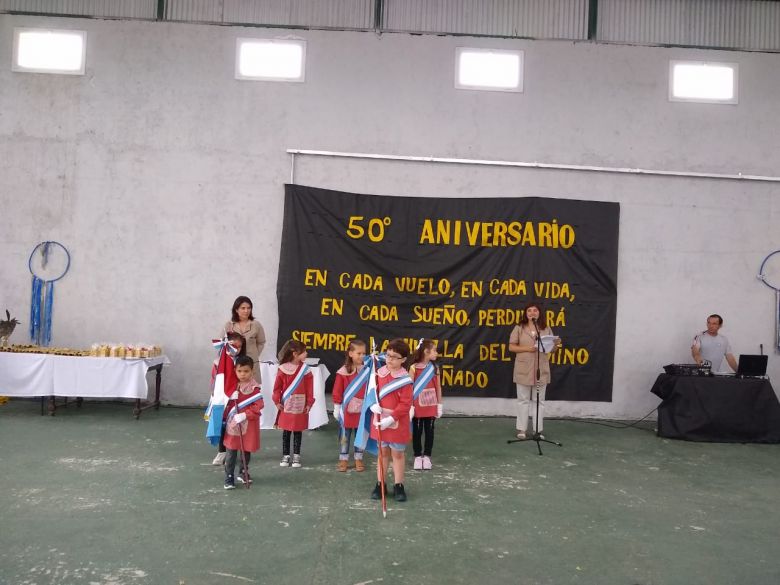 50 años del jardín de Infantes Cornelio Saavedra de Holmberg: tres generaciones de los Dehaes izaron la bandera