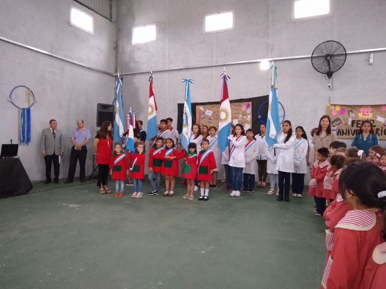 50 años del jardín de Infantes Cornelio Saavedra de Holmberg: tres generaciones de los Dehaes izaron la bandera