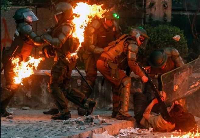 Las impactantes imágenes de carabineros envueltos en llamas tras ser atacados con bombas molotov en Chile