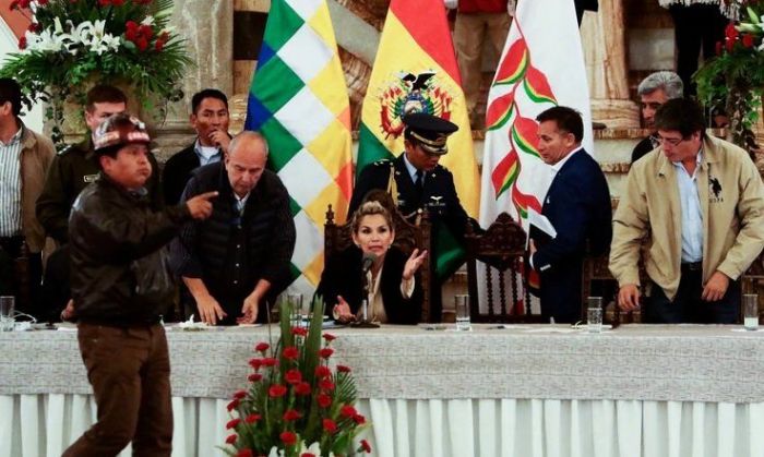 Bolivia: el gobierno interino y los movimientos sociales llegaron a un principio de acuerdo para pacificar el país