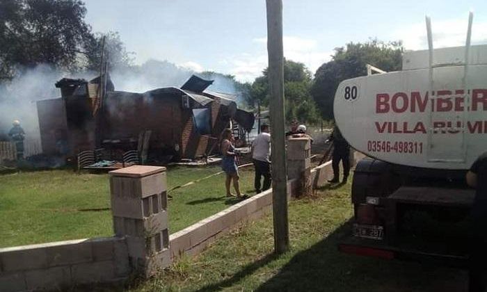 Un hombre murió tras incendiarse una casa en Villa Rumipal: detuvieron a una mujer