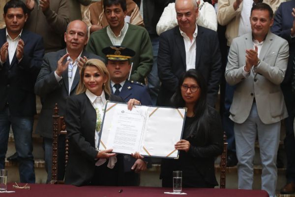 Bolivia promulga la ley para celebrar nuevas elecciones sin Evo Morales