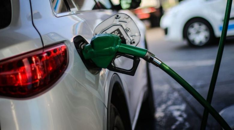 Para algunos estacioneros, el litro de la nafta tendría que valer un dólar