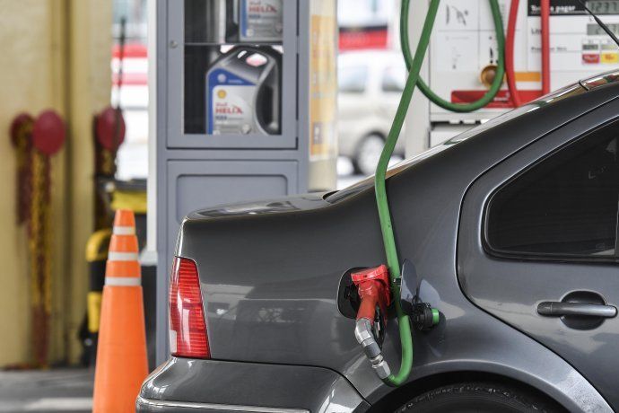 Las naftas sufren un nuevo incremento y los automovilistas resignados