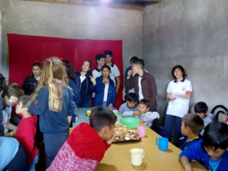 Alumnos del San Buenaventura acercaron donaciones a la copa de leche de Ramoncito 