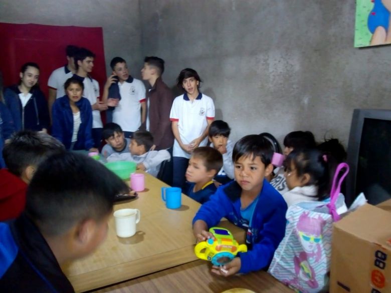 Alumnos del San Buenaventura acercaron donaciones a la copa de leche de Ramoncito 