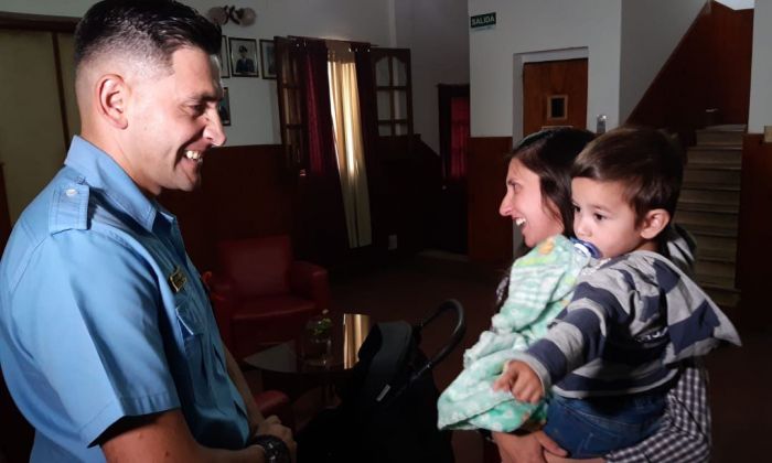 La mamá de Lorenzo fue a conocer y agradecerle al policía que la ayudó a salvar la vida de su hijo