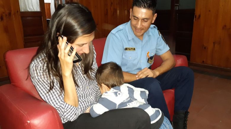 La mamá de Lorenzo fue a conocer y agradecerle al policía que la ayudó a salvar la vida de su hijo
