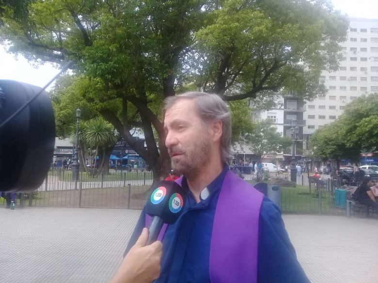 Curas de Río Cuarto realizaron confesiones en Plaza Roca
