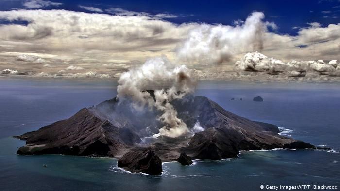 Al menos cinco muertos y decenas de turistas atrapados tras la erupción del volcán Whakaari en Nueva Zelanda