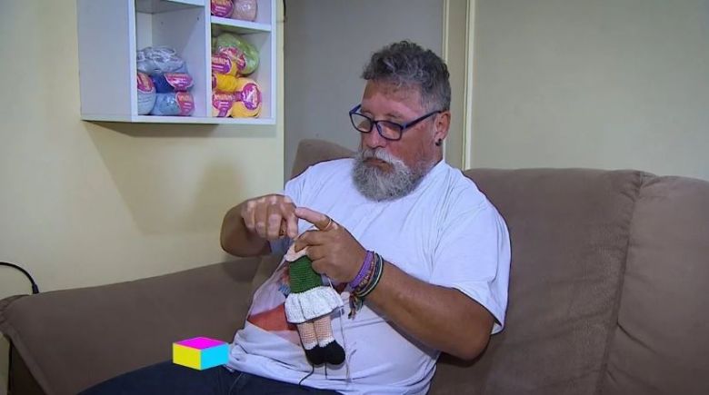 Un abuelo con vitíligo teje muñecas para los niños que padecen su misma enfermedad