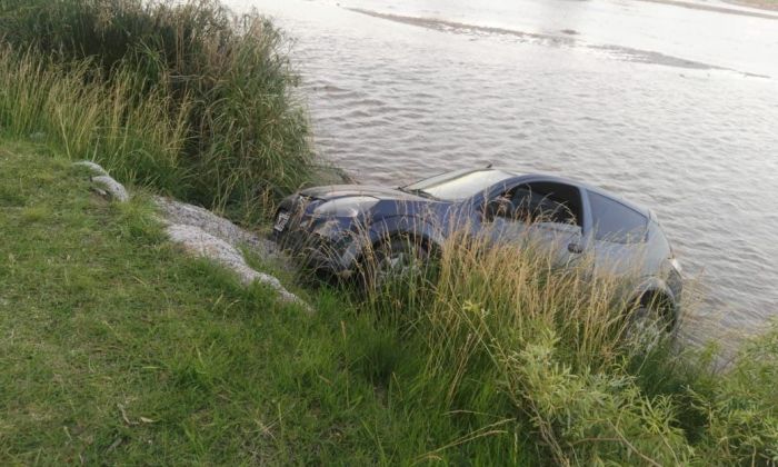 Un automóvil cayó al río Cuarto 