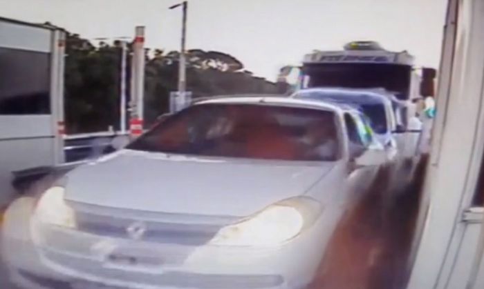 Mirá el video del terrible accidente en donde un camión embiste a dos autos en el peaje de Dalmacio Vélez