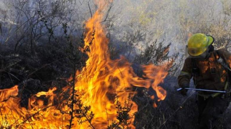 Río de los Sauces: monitorean el incendio con un avión de la Provincia