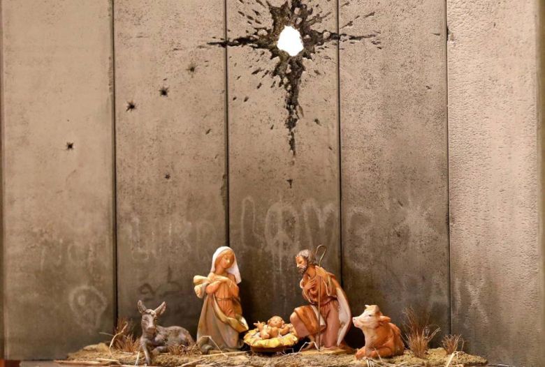 Banksy instala un nacimiento en Belén en el que la estrella es un agujero en el muro de Cisjordania