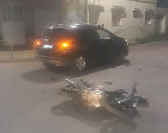 Dos lesionados por choque entre un auto y una moto