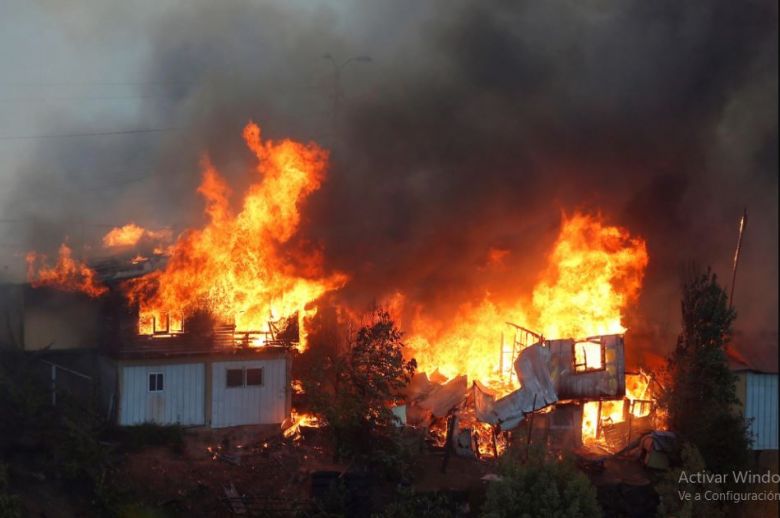 Valparaíso: Un incendio destruyó más de 100 casas en plena Nochebuena