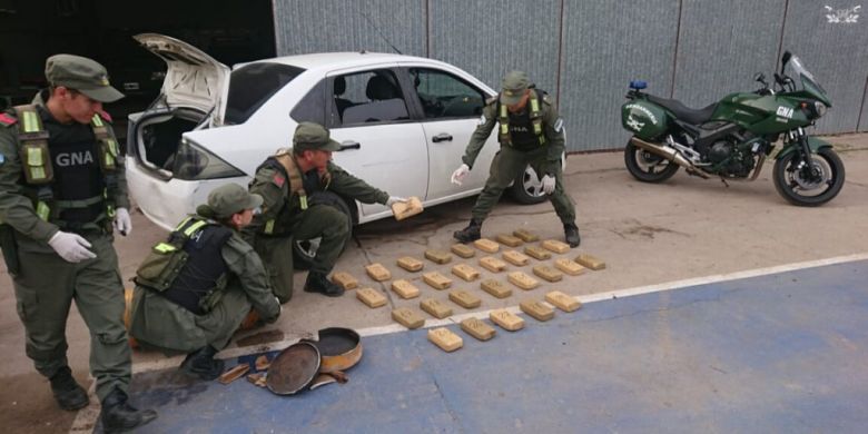 Secuestraron 30 kilos de cocaína ocultos en un auto 